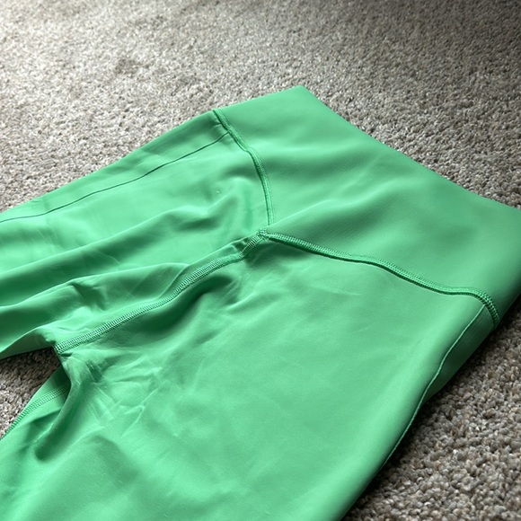 BRAND NEW NEVER WARN GYM SHARK SIZE M LEGGINGS - Picture 4 of 5